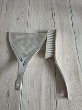 kleiner handfeger und schaufel