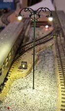 3 grüne 2-flammige LED Bahnsteiglampen, Messing, 10,9 cm hoch, 12-16 V, H0