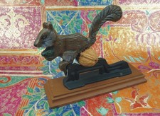 Seltener Nussknacker Eichhörnchen - massiv Metall mit Holz Sockel / Plinte