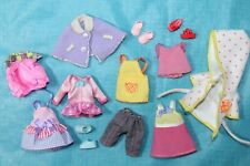 BARBIE KINDER KLEIDUNG SHELLY EVI -6 CAPE BADEMANTEL SCHUHE BLUSE KLEID HOSE TOP