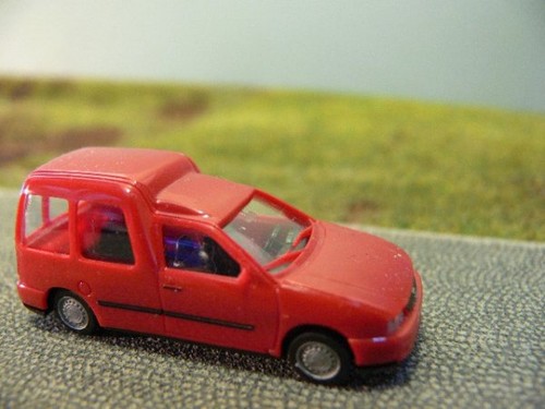 Awm caddy bus rot 0200 - 1/87,