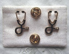 2 GOLDENE ANSTECKER - PIN - SCHWARZ EMAILLIERT - STETHOSKOP - WIE NEU