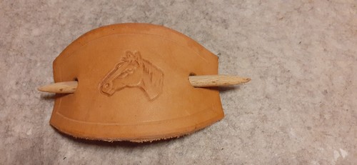 Punzierte haarspange aus leder - punzierte,