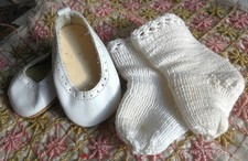 hübsche alte Leder Puppenschuhe  m. Socken für gr. Käthe Kruse o.a.