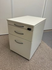 Schreibtischrollcontainer mit