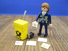 Postbote mit Karre & Briefen