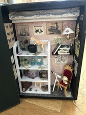 Unikat Puppenhaus Puppenstube in einem Hamlet Buch Schädel Beleuchtung Zubehör