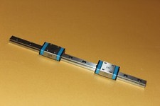 Eine Linearführung von IKO mit einer Länge von 149 mm und 2 Kugelführungswagen