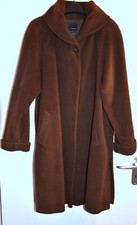 Ein weit schwingender Mantel