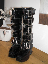 Schnallen-Lacklederstiefel von Underground  mit coolen Absätzen