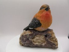 Neu Bewegungssensor aktiviert singender/zwitschernder orangefarbener Vogel auf Baumstamm Garten Ornament