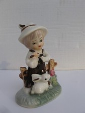 Junge mit zwei Kaninchen, Hasen an einem Zaun; Vintage Keramik; Figur ca. 8 cm