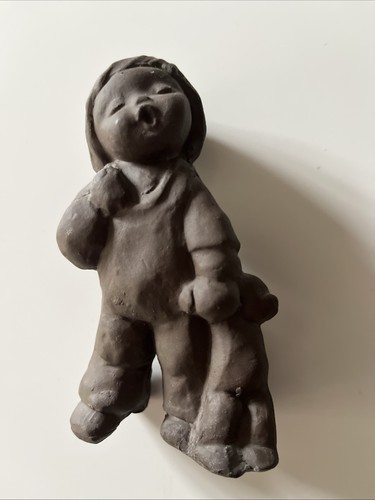 Alte tonfigur mädchen mit - tonfigur,