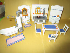 ALTE KUNSTSTOFF-PUPPENMÖBEL (HERD+TOILETTE+WASCHBECKEN+OFEN+WANNE+TISCH+STÜHLE)