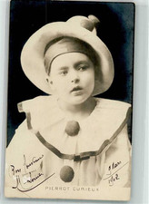 39884307 - Kleines Kind im Harlekinkostuem Clown 1902 Gebrauchsspuren