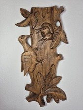 Handgeschnitztes Holzrelief