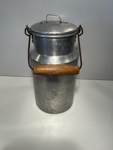Alte milchkanne mit deckel - milchkanne,