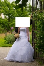 Brautkleid mit Reifrock, Schleier, Stola und Tiara