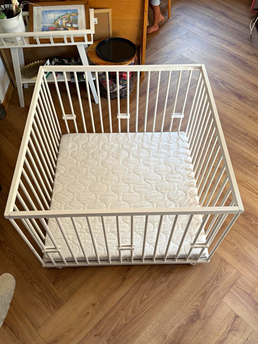 Weißes baby laufgitter aus - weißes, baby-laufgitter