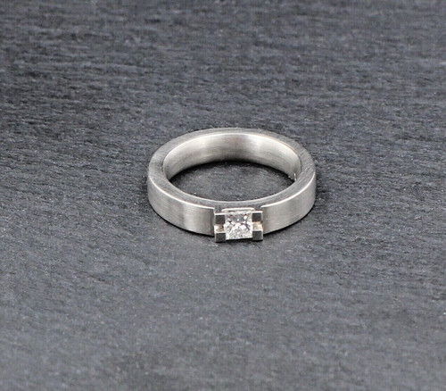 Klassischer ring mit diamant - ring,