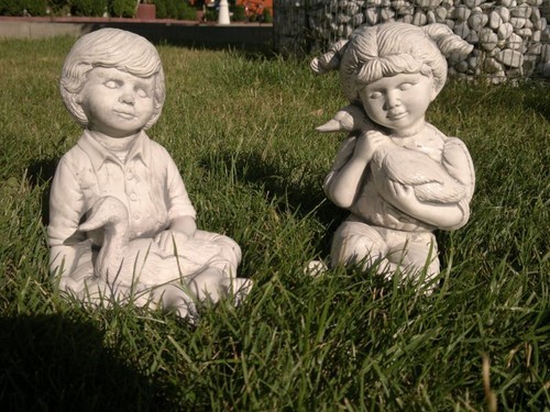 Gartenfiguren junge und - junge,