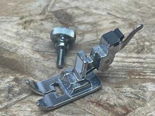 Nähfuß mit Schraube für