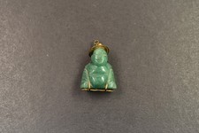 Anhänger Gold mit Buddha aus grüner Jade als Glücksbringer. China um 1960