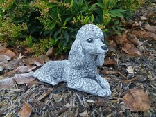 Steinfigur Pudel liegend  Hund
