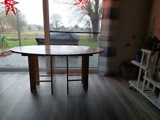 Ausziehtisch mit drei Einlegeböden gegen Abholung für 30,00€ abzugeben. 