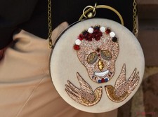 Handgemachter runder Clutch / Goldstickerei & Seidenstickerei / Unikat