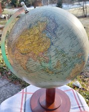 Alter Globus mit Holzfuß