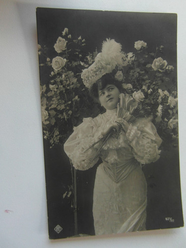 Frau federhut blumen - ak,