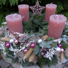 Adventskranz frisch Adventsgesteck Kranz Eukalyptus Trockenblumen Kerzen altrosa