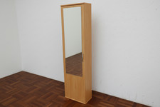Schmaler Garderobenschrank mit