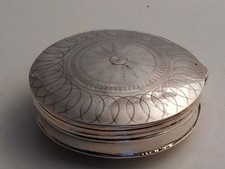 Runde Pillendose Silber