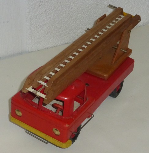 Feuerwehrauto mit drehleiter - feuerwehrauto,