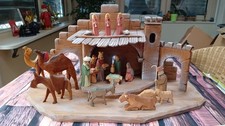 Geschnitzte Krippe + Figuren