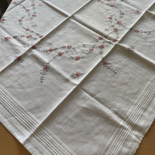 Mitteldecke gestickt weiß - ,