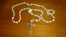 Rosenkranz weiß auf Schnur mit Metallkreuz