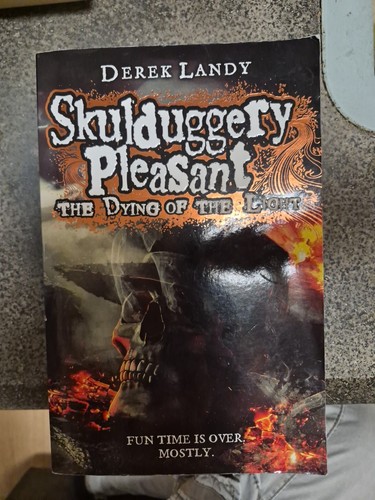 Derek landy skulduggery - landy:,
