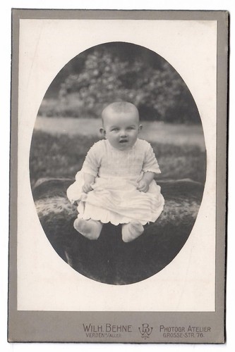 Cabinet photo baby - photo, sitting