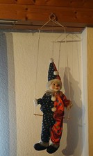 Große Harlekin Figur sitzend