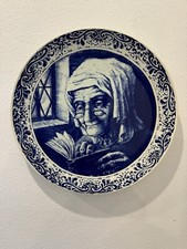 Delfts Boch Wandteller, ältere Frau lesend