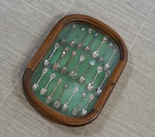 Wand Vitrine Löffelbrett mit 21 verschiedenen Löffeln Urlaubssouvenier Vintage