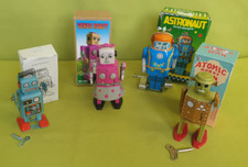 Konvolut Vintage Blechspielzeug Spielzeug Astronaut Roboter zum Aufziehen OVP #1