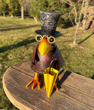 Ein Burgunderfarbener Rabe mit