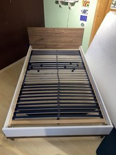 Bett mit Lattenrost und