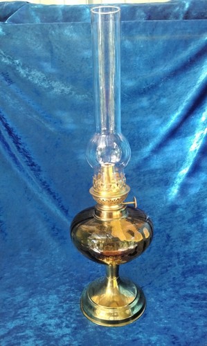 Petroleumlampe aus goldbraunem