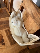 Stofftier Hase in Hängematte von Russ ca. 34cm lang neuwertig