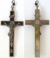 altes religiöses Brustkreuz